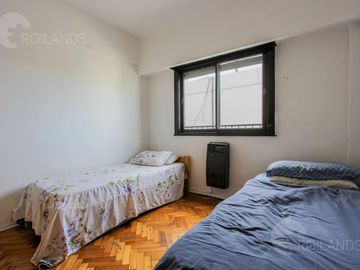 Venta  luminoso 2 Ambientes con Balcón corrido  en Abasto