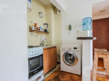 Venta  luminoso 2 Ambientes con Balcón corrido  en Abasto