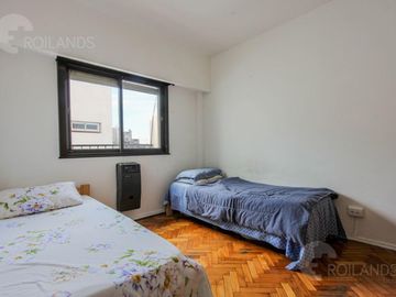 Venta  luminoso 2 Ambientes con Balcón corrido  en Abasto