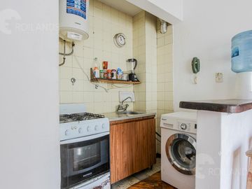 Venta  luminoso 2 Ambientes con Balcón corrido  en Abasto