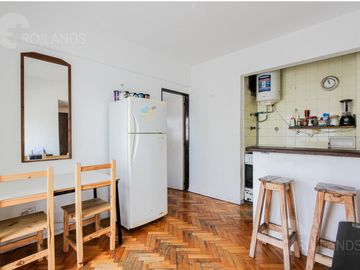 Venta  luminoso 2 Ambientes con Balcón corrido  en Abasto
