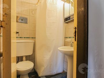 Venta  luminoso 2 Ambientes con Balcón corrido  en Abasto