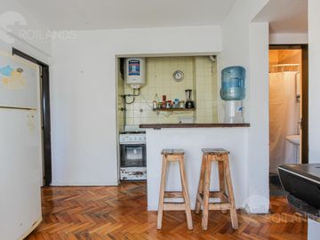 Venta  luminoso 2 Ambientes con Balcón corrido  en Abasto