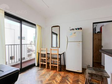 Venta  luminoso 2 Ambientes con Balcón corrido  en Abasto