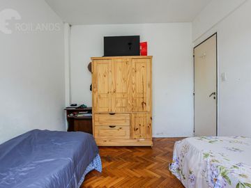 Venta  luminoso 2 Ambientes con Balcón corrido  en Abasto