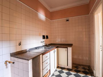 Casa  estilo inglés, 5 dormitorios, patio y cochera- San Lorenzo 1900- Centro- Rosario | Venta