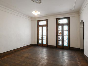 Casa  estilo inglés, 5 dormitorios, patio y cochera- San Lorenzo 1900- Centro- Rosario | Venta