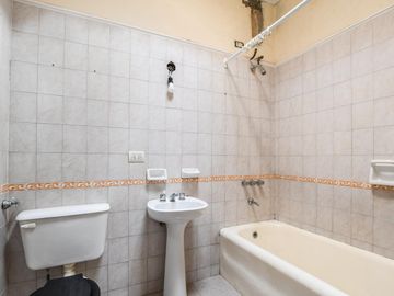 Casa  estilo inglés, 5 dormitorios, patio y cochera- San Lorenzo 1900- Centro- Rosario | Venta