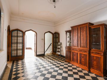 Casa  estilo inglés, 5 dormitorios, patio y cochera- San Lorenzo 1900- Centro- Rosario | Venta