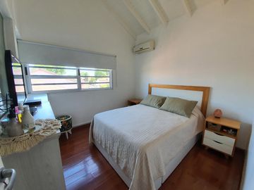 VENTA TRIPLEX    LOMAS DE ZAMORA 80 M2 EN CONDOMINIO CERRADO CON COCHERA BAJAS EXPENSAS  ACEPTA PERMUTA