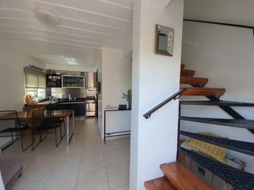 VENTA TRIPLEX    LOMAS DE ZAMORA 80 M2 EN CONDOMINIO CERRADO CON COCHERA BAJAS EXPENSAS  ACEPTA PERMUTA
