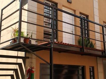 VENTA TRIPLEX    LOMAS DE ZAMORA 80 M2 EN CONDOMINIO CERRADO CON COCHERA BAJAS EXPENSAS  ACEPTA PERMUTA