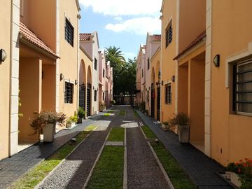 VENTA TRIPLEX    LOMAS DE ZAMORA 80 M2 EN CONDOMINIO CERRADO CON COCHERA BAJAS EXPENSAS  ACEPTA PERMUTA