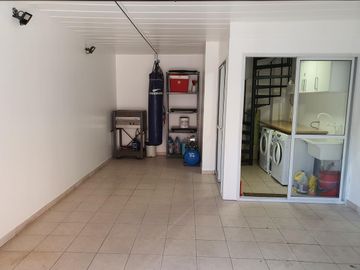 VENTA TRIPLEX    LOMAS DE ZAMORA 80 M2 EN CONDOMINIO CERRADO CON COCHERA BAJAS EXPENSAS  ACEPTA PERMUTA