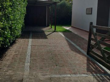 Casa en venta - 4 Dormitorios 2 Baños - Cochera - 968Mts2 - Miramar