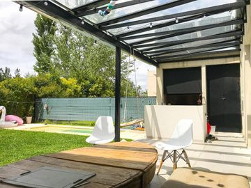 Casa en venta - 2 Dormitorios 2 Baños - 92Mts2 - City Bell