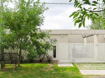 Casa en venta - 2 Dormitorios 2 Baños - 92Mts2 - City Bell