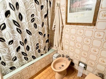 Importante casa de 5 dormitorios sobre Av. Mate de Luna al 2100, zona Parque Avellaneda