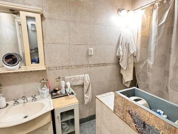 Importante casa de 5 dormitorios sobre Av. Mate de Luna al 2100, zona Parque Avellaneda