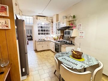 Importante casa de 5 dormitorios sobre Av. Mate de Luna al 2100, zona Parque Avellaneda