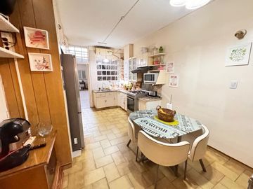 Importante casa de 5 dormitorios sobre Av. Mate de Luna al 2100, zona Parque Avellaneda