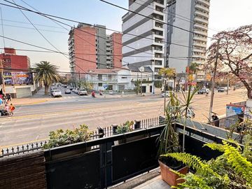 Importante casa de 5 dormitorios sobre Av. Mate de Luna al 2100, zona Parque Avellaneda