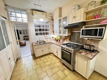 Importante casa de 5 dormitorios sobre Av. Mate de Luna al 2100, zona Parque Avellaneda
