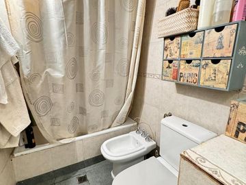 Importante casa de 5 dormitorios sobre Av. Mate de Luna al 2100, zona Parque Avellaneda