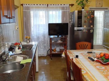 Casa 3 Dormitorios - Cochera -  B° Residencial América.