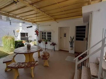 Casa 3 Dormitorios - Cochera -  B° Residencial América.