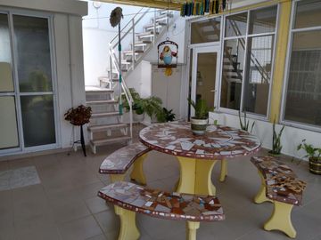 Casa 3 Dormitorios - Cochera -  B° Residencial América.