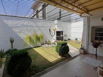 Casa 3 Dormitorios - Cochera -  B° Residencial América.