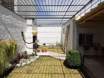 Casa 3 Dormitorios - Cochera -  B° Residencial América.