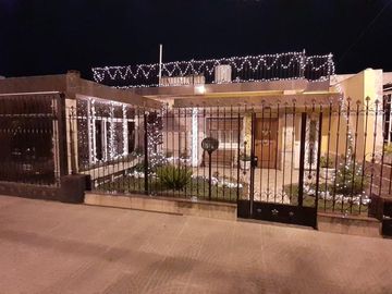 Casa 3 Dormitorios - Cochera -  B° Residencial América.