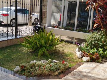 Casa 3 Dormitorios - Cochera -  B° Residencial América.