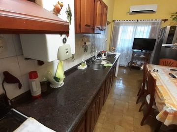 Casa 3 Dormitorios - Cochera -  B° Residencial América.