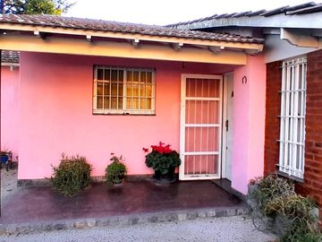 Casa de seis ambientes con pileta en Ciudad Evita.