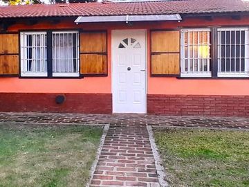 Casa de seis ambientes con pileta en Ciudad Evita.