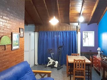 Casa de seis ambientes con pileta en Ciudad Evita.