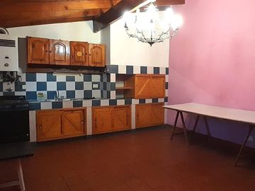Casa de seis ambientes con pileta en Ciudad Evita.