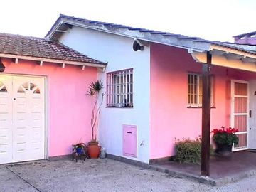 Casa de seis ambientes con pileta en Ciudad Evita.