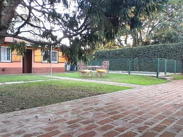 Casa de seis ambientes con pileta en Ciudad Evita.