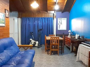 Casa de seis ambientes con pileta en Ciudad Evita.