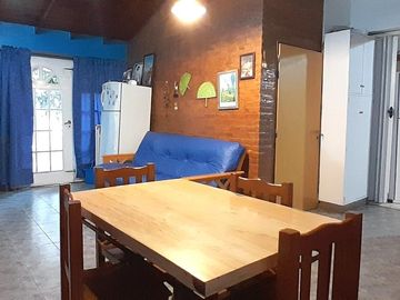 Casa de seis ambientes con pileta en Ciudad Evita.