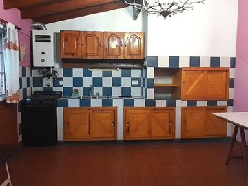 Casa de seis ambientes con pileta en Ciudad Evita.
