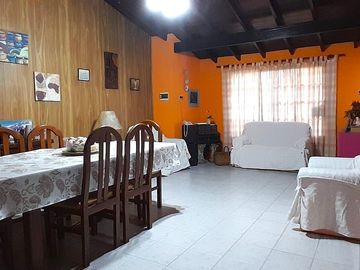 Casa de seis ambientes con pileta en Ciudad Evita.
