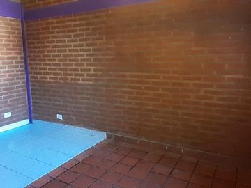 Casa de seis ambientes con pileta en Ciudad Evita.