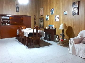Casa de seis ambientes con pileta en Ciudad Evita.