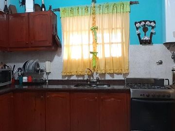 Casa de seis ambientes con pileta en Ciudad Evita.