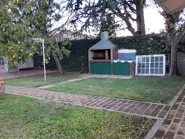 Casa de seis ambientes con pileta en Ciudad Evita.